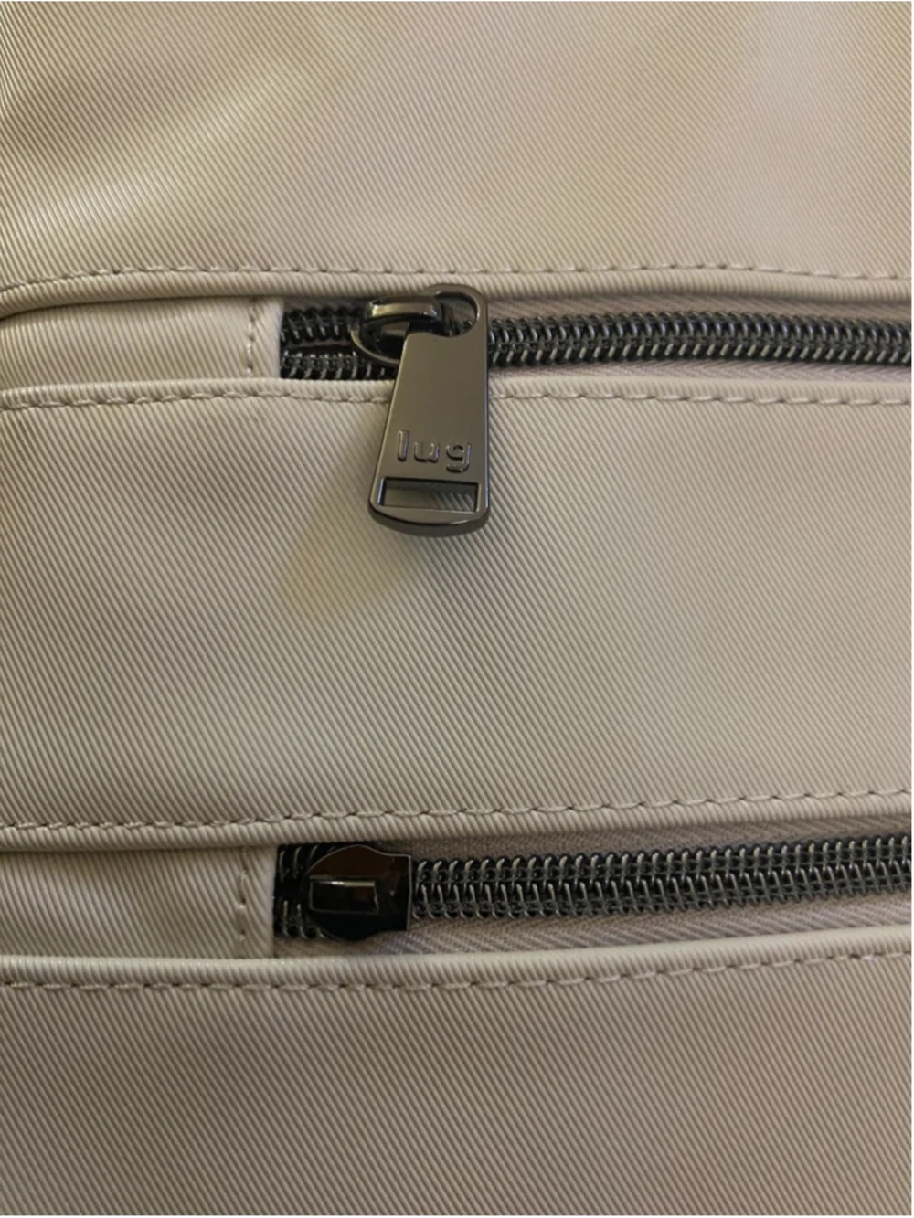 Lug zipper fully